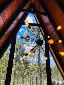 a chandelier hanging from the ceiling of a cabin at URUBICI - Cabana da Montanha in Mundo Novo