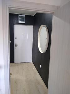 pasillo con puerta blanca y espejo en Apartman_Park en Smederevska Palanka