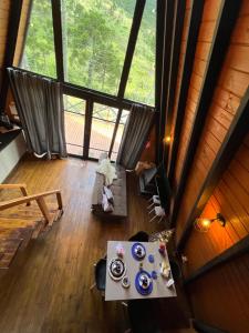 an overhead view of a living room with a table at URUBICI - Cabana da Montanha in Mundo Novo