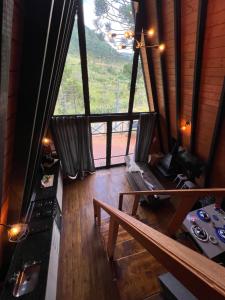 an overhead view of a living room with a large window at URUBICI - Cabana da Montanha in Mundo Novo