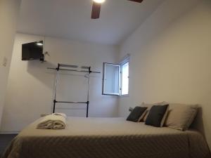 Un dormitorio con una cama grande con ventana. en DEPARTAMENTOS AVENIDA, en Yerba Buena