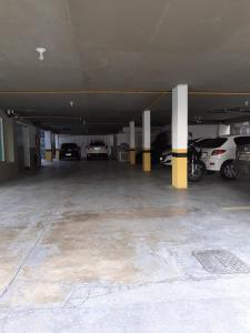 uma garagem de estacionamento com vários carros estacionados nela em COBERTURA EM CABO FRIO / RJ em Cabo Frio