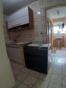 uma cozinha com um lavatório e uma bancada em COBERTURA EM CABO FRIO / RJ em Cabo Frio