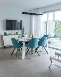 een keuken en eetkamer met een tafel en stoelen bij Apartamento Ático Estrasburgo suites in Jávea