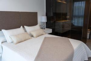 Posteľ alebo postele v izbe v ubytovaní Apartamento Ático Estrasburgo suites