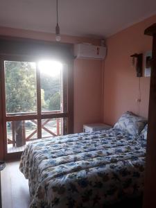 1 dormitorio con 1 cama frente a una ventana en PARADOURO BOCA DA SERRA, en São Francisco de Paula