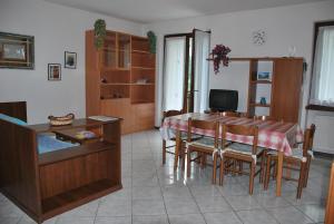 uma cozinha e sala de jantar com mesa e cadeiras em Appartamenti Stanga Ivo em Tenno