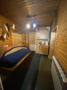 Ein Bett oder Betten in einem Zimmer der Unterkunft Дом у Роберта