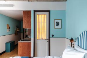 Postel nebo postele na pokoji v ubytování room2 London Chiswick Hometel