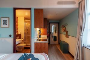 Postel nebo postele na pokoji v ubytování room2 London Chiswick Hometel