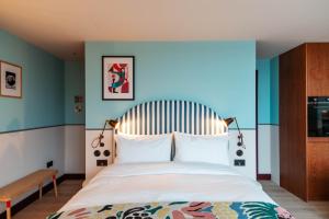 Postel nebo postele na pokoji v ubytování room2 London Chiswick Hometel