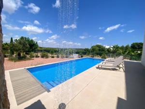 Πισίνα στο ή κοντά στο Modern 4 Bed Villa with Pool at Las Colinas LC1