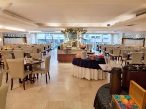 Mirasol Copacabana Hotel tesisinde bir restoran veya yemek mekanı