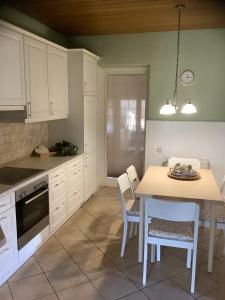 Dapur atau dapur kecil di Ferienwohnung Tib´sien Hus