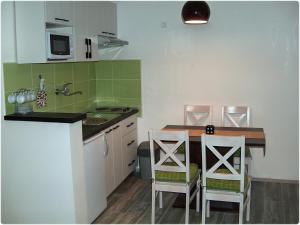 Kuchyň nebo kuchyňský kout v ubytování Apartments Mila