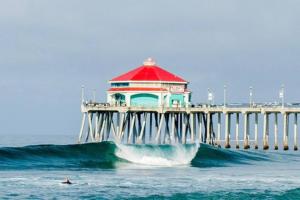 亨廷顿海滩Steps To The Beach, Main Street and Pacific City - 2BR的海中的一个码头,冲浪者乘海浪