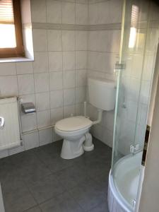 Bilik mandi di Ferienwohnung Tib´sien Hus