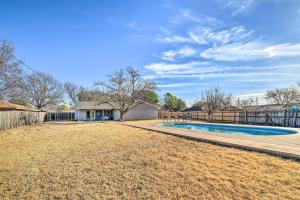 Imagen de la galería de Wichita Falls Home with Private Pool 2 Mi to Lake!, en Wichita Falls