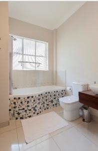 Bathroom sa Modern Apartment in Rosebank