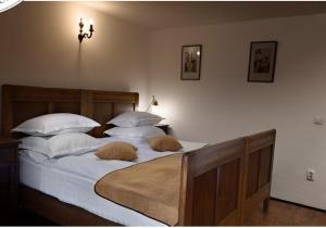 Säng eller sängar i ett rum på Pensiune-Restaurant Tara Luanei