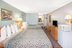 Μια τηλεόραση ή/και κέντρο ψυχαγωγίας στο Days Inn by Wyndham Farmer City