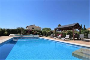 uma grande piscina com um gazebo em HL 015 Holiday rentals 4 Bedrooms 4 Bathroom villa with private pool em Fuente Alamo