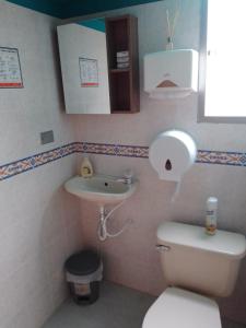 A bathroom at Lago de Tota Las Heliconias