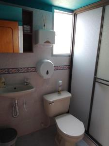 A bathroom at Lago de Tota Las Heliconias