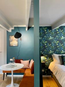 un salon avec une table blanche et un mur bleu dans l'établissement Paradise Penthouse Suite Amazing View, à Rome