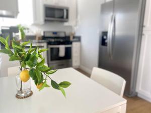 Cucina o angolo cottura di Steps To The Beach, Main Street and Pacific City - OCEAN VIEWS