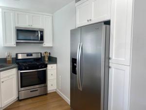 Cucina o angolo cottura di Steps To The Beach, Main Street and Pacific City - OCEAN VIEWS