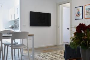 A television and/or entertainment centre at Residenza Ai Ferrari