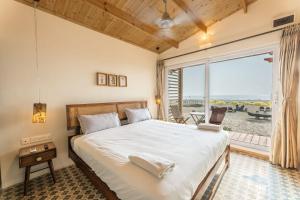 Ένα ή περισσότερα κρεβάτια σε δωμάτιο στο Morii by the sea - Morjim Beach