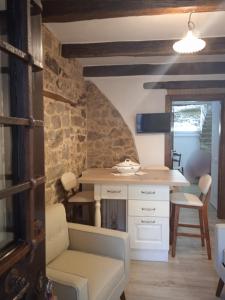 - une cuisine avec une table et une chaise dans la chambre dans l'établissement Antica Fonni, à Fonni