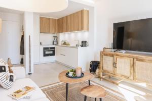 een woonkamer met een grote flatscreen-tv bij Cofisa Coral in Jávea