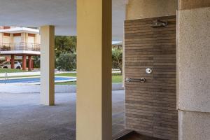 een houten deur voor een gebouw bij Cofisa Coral in Jávea