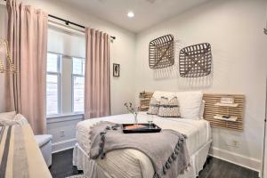 ein Schlafzimmer mit einem Bett und einem Tablett darauf in der Unterkunft Historic 1900 Cottage in Downtown St Augustine! in St. Augustine