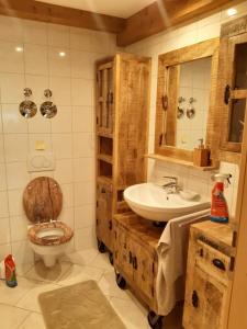 ein Bad mit einem WC und einem Waschbecken in der Unterkunft FeWo Hansl`s Freiraum - Berchtesgaden - Schönau am Königssee in Schönau am Königssee