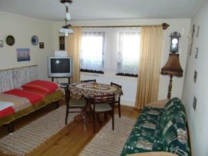 A television and/or entertainment centre at Chalupa Kucbel