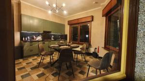 Una cocina con mesa de comedor y sillas. en Villa Bella Rosa, en De Panne