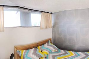 a bedroom with a bed and a window at Dormitorio Independiente in Quito