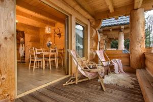Patio alebo iná vonkajšia časť ubytovania Domy Z Bali