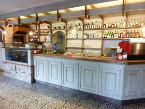 una cocina con una barra con muchas botellas en Albergo Miramonti Dependance, en Asiago