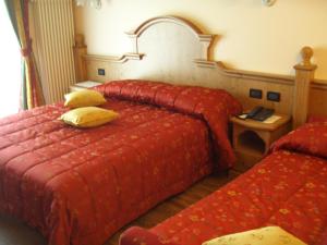 Postel nebo postele na pokoji v ubytování Albergo Miramonti Dependance