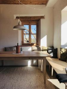ein Wohnzimmer mit einem Holztisch und einem Fenster in der Unterkunft Weinstöckl in der Südsteiermark in Leutschach