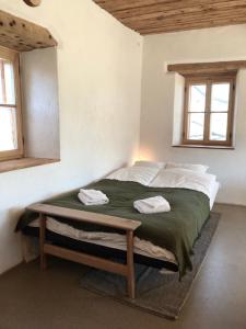 a bedroom with a bed with two towels on it at Weinstöckl in der Südsteiermark in Leutschach