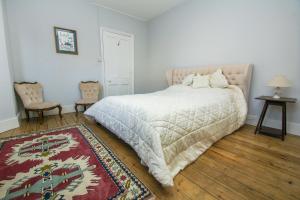 1 dormitorio con cama blanca y alfombra en Fourth Avenue - Parking - by Brighton Holiday Lets en Brighton & Hove