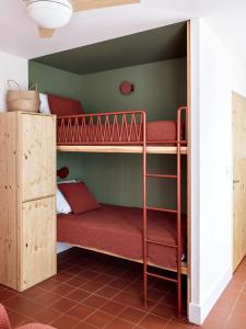 Ein Etagenbett oder Etagenbetten in einem Zimmer der Unterkunft Hôtel Voltaire