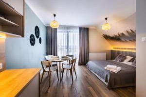 Ein Bett oder Betten in einem Zimmer der Unterkunft Przystanek Babia Apartamenty