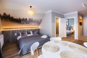 Ein Bett oder Betten in einem Zimmer der Unterkunft Przystanek Babia Apartamenty